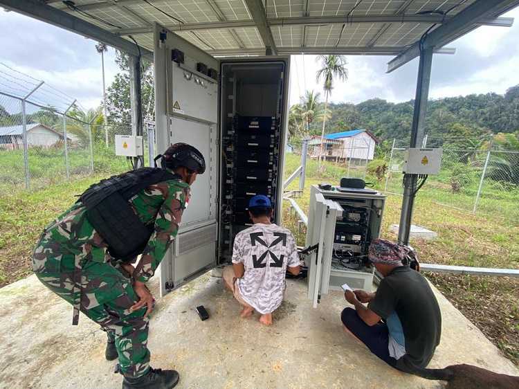 Demi Signal Lancar di Pedalaman Papua, Inilah yang Dilakukan Oleh Anggota Satgas Yonif 143 TWEJ